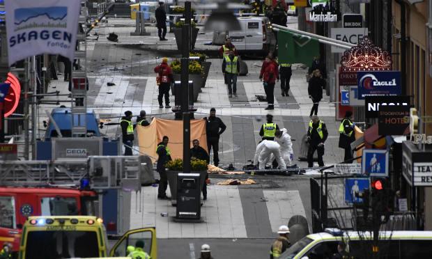 Uma pessoa foi detida nesta sexta-feira (7) em relação ao ataque com um caminhão no centro de Estocolmo, informou à AFP a polícia sueca. / Foto:Jonathan Nackstrand / AFP