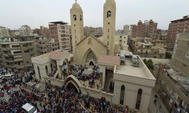 Pessoas se reúnem fora da Igreja Mar Girgis após explosão de bomba que atingiu os fiéis reunidos para celebrar o Domingo de Ramos / Foto: KHALED DESOUKI / AFP