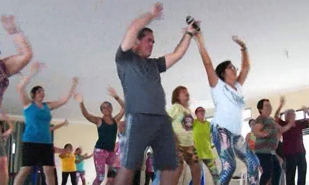 O apresentador participou de um aula de dança na Boa Vista 2. / Foto: reprodução/TV Jornal 