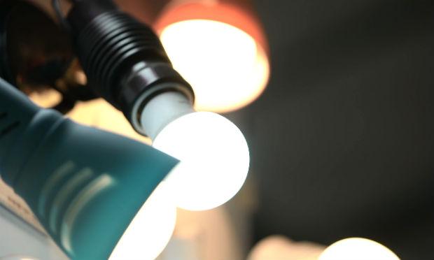 Se comparadas com as lâmpadas halógenas, a iluminação em LED pode representar até 80% de economia na conta de luz / Foto: Reprodução