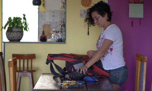 Jaqueline Pinheiro abriu a Jaque Conserta para ajudar na autonomia das mulheres com relação a pequenos consertos em casa / Foto: Luiz Pessoa/JC360