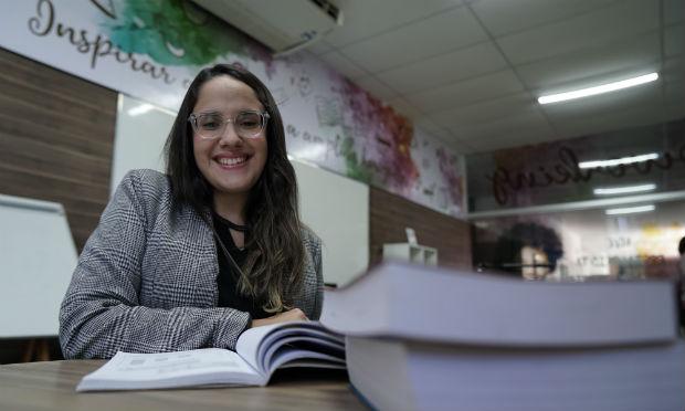 O sucesso acadêmico da estudante de Direito da Unit Maria Eduarda Cavalcante é fruto do incentivo de grupos de pesquisa da instituição / Foto: Luisi Marques/JC360