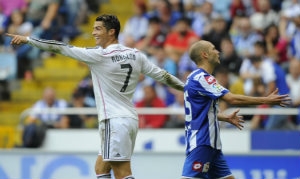 Cristiano Ronaldo comemorando um dos três gols que marcou na partida