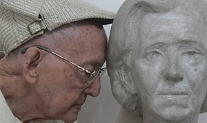 Abelardo esculpiu o busto da esposa, falecida há quatro anos