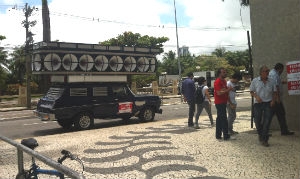 Carro de som foi colocado em frente à agência do BB da Av. Rio Branco