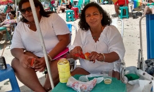 Maria do Carmo da Silva, 35, sempre atenta para a limpeza da panela dos caranguejos antes de comprá-los