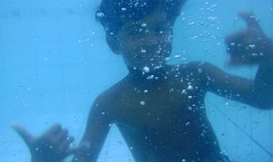 Filho de Adriana, Lucas gosta mesmo é de mergulhar na piscina