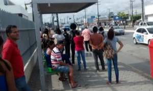 Na Avenida Mascarenhas de Morais, as paradas de ônibus estavam mais cheias que o habitual
