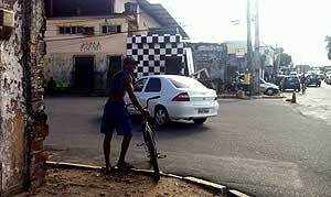O mecânico Wellington Ferreira prefere seguir pela contramão a andar de bicicleta na Avenida Sul 