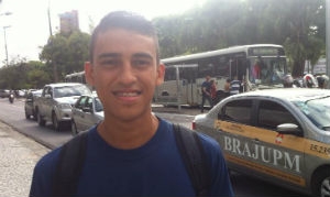 O estudante Jonathan Ruan Silva já chegou a enfrentar duas horas de engarrafamento na Agamenon