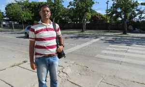 Pablo reclama que não há semáforo em frente à Escola Paulo Freire