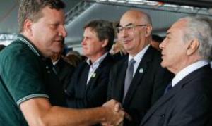 Prefeito de Chapecó, Luciano Buligon, e presidente Michel Temer cumprimentam-se 