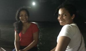 As irmãs Naedja e Nadieje foram ao Recife Antigo para contemplar a Superlua