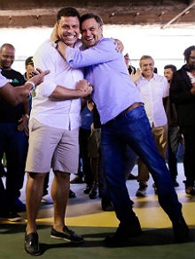 Amigo de Aécio, Ronaldo acompanha candidato na campanha pela 1ª vez