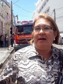 Maria do Carmo trabalha próximo ao restaurante e saiu correndo quando soube do fogo