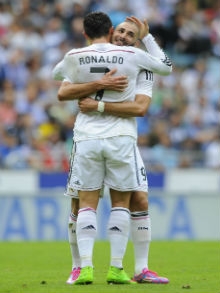 Cristiano Ronaldo comemora com Benzema
