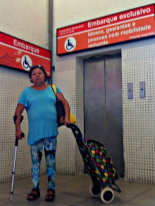A aposentada Rosilda Silva enfrenta as dificuldades de quem utiliza o metrô do Recife