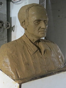 O busto de Gregório Bezerra ainda conserva o barro molhado