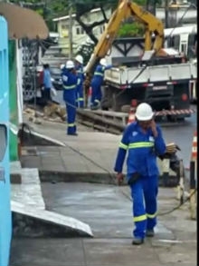Por volta das 7h, funcionários da Celpe realizavam reparos no poste derrubado pelo carro