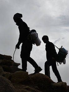 Avalanche provocada por terremoto matou alpinistas no acampamento do Everest