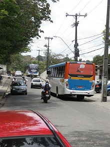 Ônibus também costumam parar na avenida