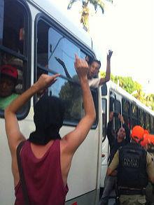 No caminho, manifestantes falavam com passageiros dos ônibus