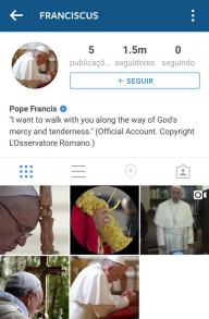 As primeiras publicações mostram detalhes do Pontífice durante oração